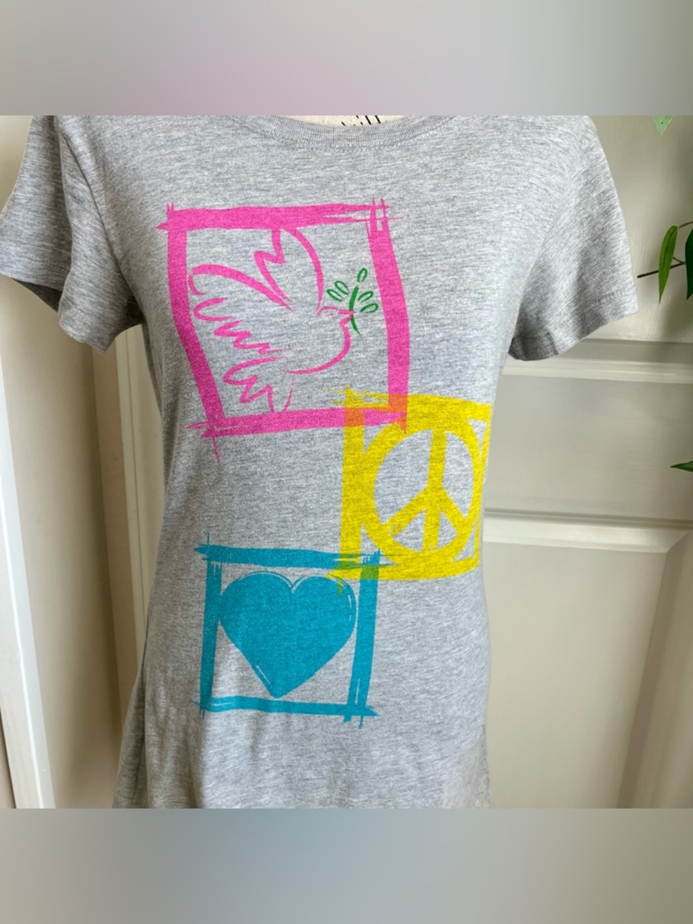 Mandee Y2K Peace Love Slim Fit Short Sleeve Graphic Top Gray Sz L - Picture 5 of 16